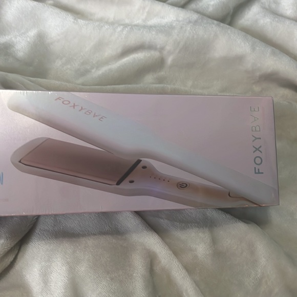NIB: FOXYBAE Blush Wide Plate Flat Iron - Fast Hair Straightener - Picture 3 of 11